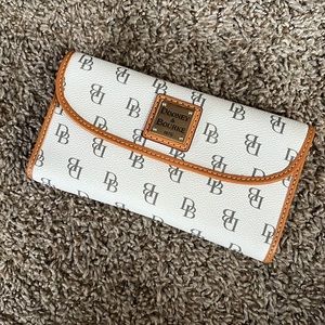 EUC Dooney & Bourke wallet